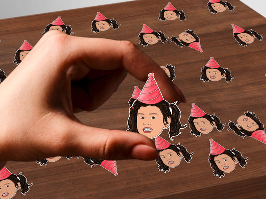 Custom illustrated child face confetti with pink party hats. Personalised kids’ party table decoration for birthdays.